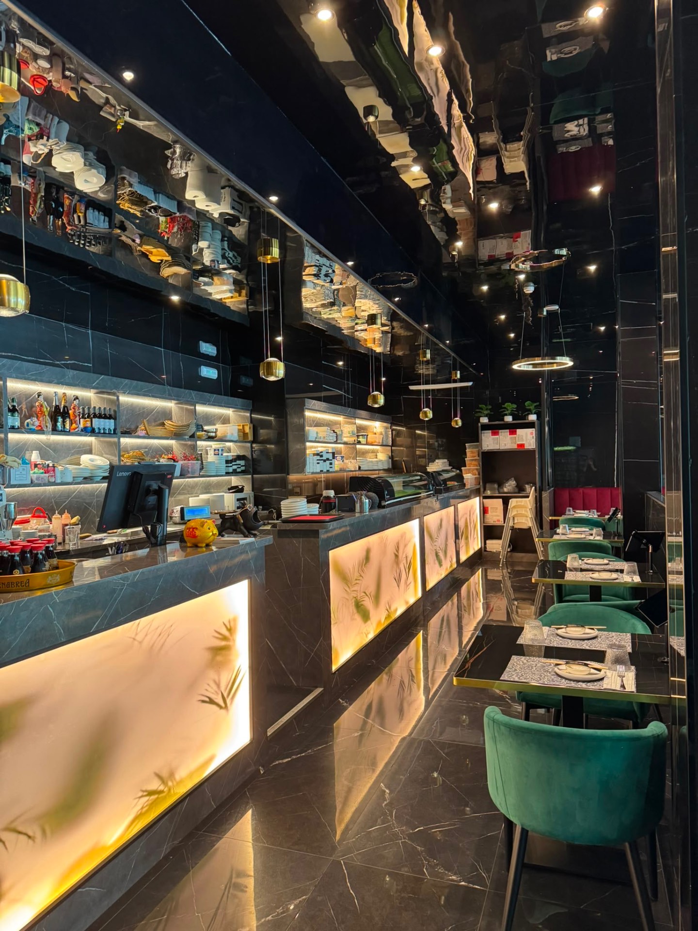Il bancone del sushi di Yu-Sushi